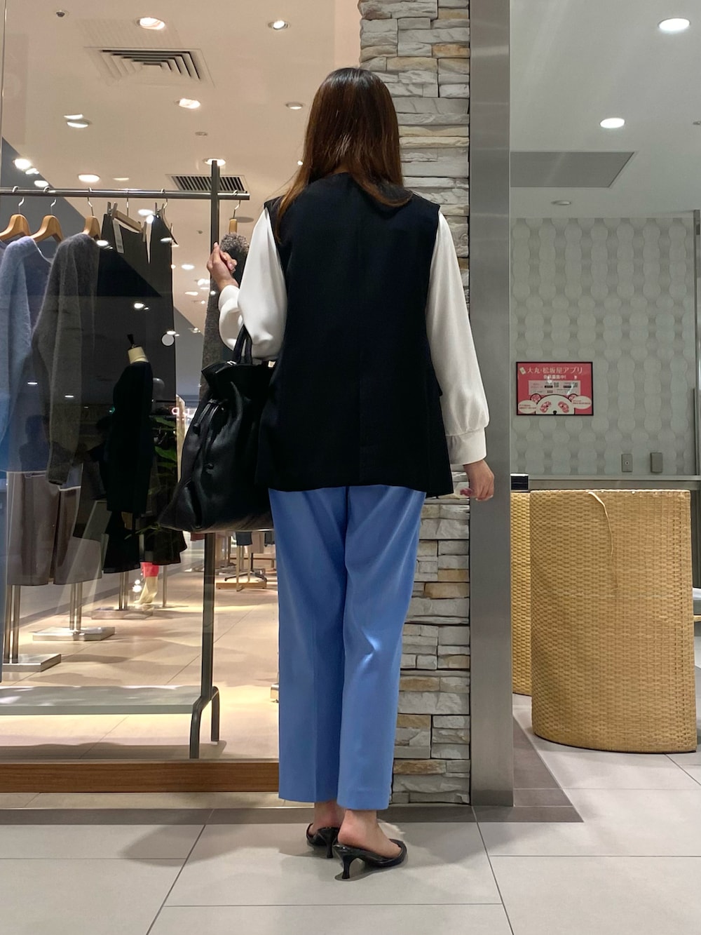 「秋っぽコーデ更新中、ベスト、お仕事コーデ、お仕事、お仕事スタイル、休日スタイル、オフィスカジュアル、オフィススタイル、パンツスタイル、ブルー、ブラウス、ジレ、ジレスタイル、レイヤードスタイル、きれいめカジュアル」｜「NOLLEY’Sの【AULENTTI/ オーレンティ】巾着ビッグバッグ（ショルダーバッグ、ブラック系）」を使った、Mihoさん（レディース・159cm）の秋コーディネートの4枚目の写真