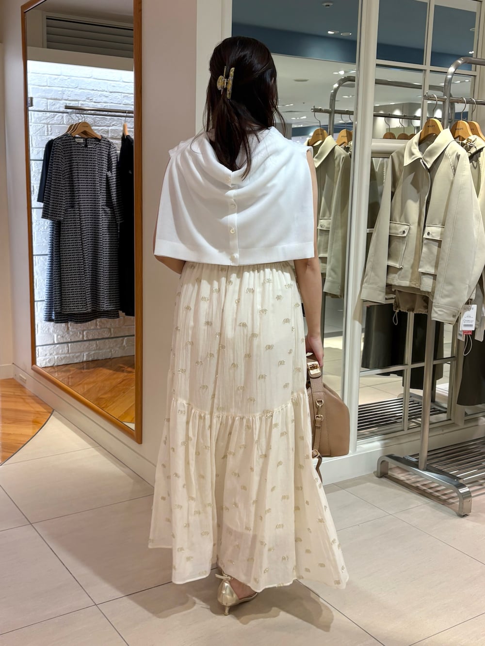 「シンプルコーデ、大人女子、春服コーデ、大人コーデ、春夏コーデ、アンサンブル、アンサンブルニット、デートスタイル（WOMEN）、デートコーデ、スカート、スカートスタイル、お出かけコーデ、お出かけスタイル、きれいめカジュアル、淡色コーデ」｜「NOLLEY’Sの《セットアップ対応》KIRYUラメカットジャガードスカート（スカート、ホワイト系）」を使った、Mihoさん（レディース・159cm）の春コーディネートの3枚目の写真