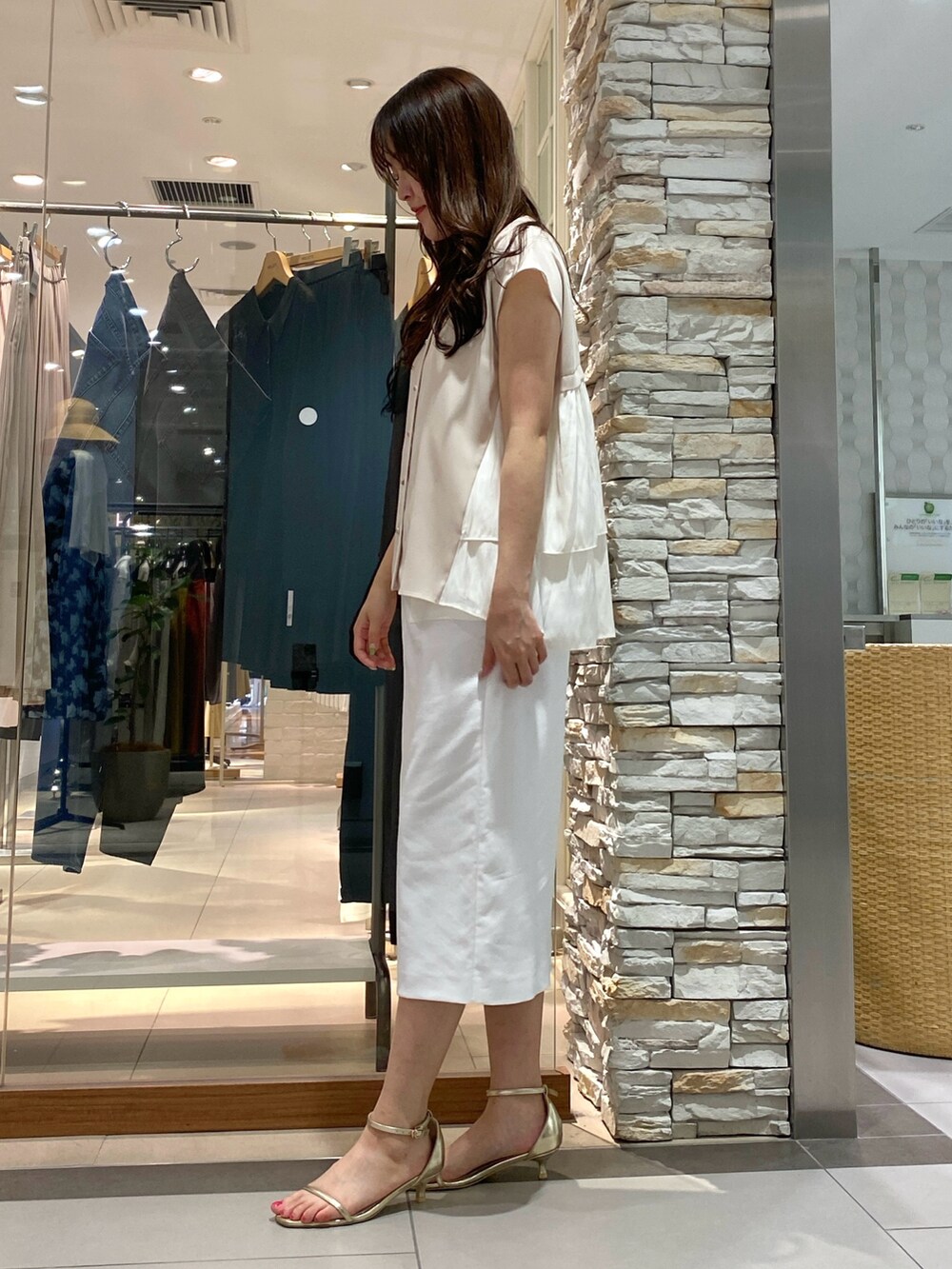 Mihoさんの「◇【WEB限定カラーあり】ストレッチジョーゼット割繊バックフリルブラウス（NOLLEY’S）」を使ったコーディネートの3枚目の写真