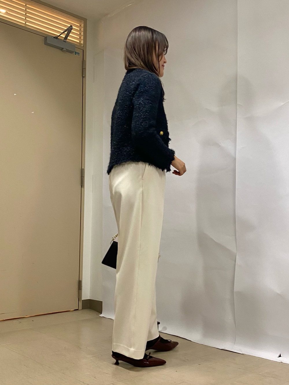 「秋コーデ、レイヤードスタイル、休日スタイル、秋服、お出かけコーデ、カジュアルスタイル、パンツスタイル、着回しコーデ、ワイトパンツ、白パンツ、スラックス、秋っぽコーデ更新中、きれいめカジュアル、オフィスカジュアル、お仕事コーデ」|「NOLLEY’Sのツイードフリンジニットジャケット(ノーカラージャケット、ブルー系)」を使った、Mihoさん(レディース・159cm)の秋コーディネートの2枚目の写真