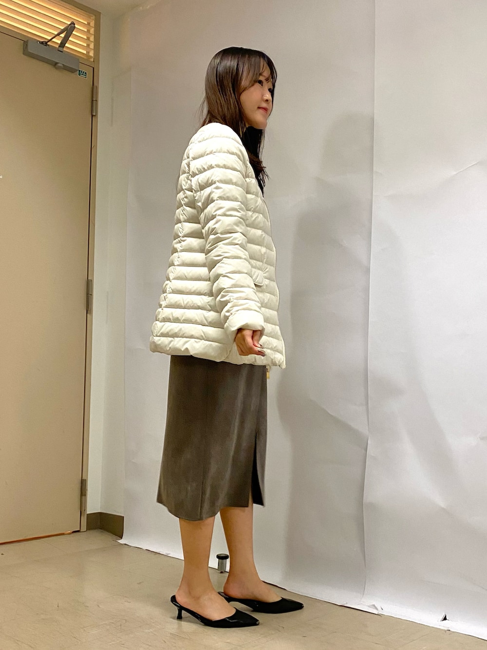 「休日スタイル、大人かわいい、お出かけコーデ、ダウンジャケット、タトラス、ノーリーズ、きれいめカジュアル、オフィスカジュアル、オフィススタイル、オフィスコーデ、ダウン、きれいめコーディネート、キレイめカジュアル、通勤コーデ、通勤スタイル」｜「TATRASの【TATRAS/タトラス】NOSTAノーリーズ別注 24AW（ダウンジャケット/コート、ホワイト系）」を使った、Mihoさん（レディース・159cm）の秋コーディネートの4枚目の写真