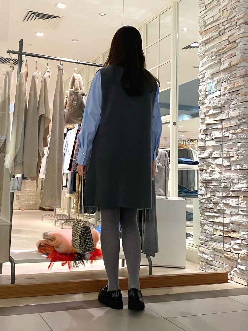 「最近のいい感じコーデ、オトナカジュアル、休日スタイル、お出かけコーデ、ボウタイブラウス、ボウタイ、リボン、ワンピース、ミニワンピ、グレー、きれいめカジュアル、大人可愛い、ワンピーススタイル、ローファー、大人コーデ」｜「Kassiopeaの【kassiopea /カシオペア】 ミニショルダー made in Italy（ショルダーバッグ、ゴールド系）」を使った、Mihoさん（レディース・159cm）の秋コーディネートの4枚目の写真