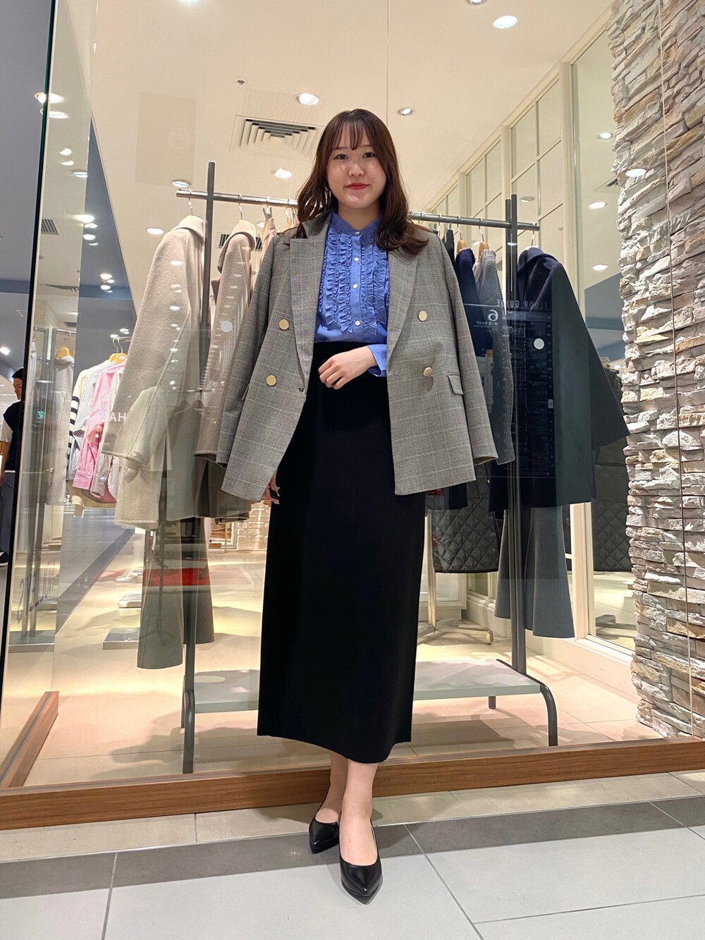「カジュアルコーデ、秋服、大人コーデ、お出かけコーデ、通勤コーデ、通勤スタイル、スカート、タイトスカート、お仕事コーデ、お仕事スタイル、ジャケット、ジャケットスタイル、ジャケットコーデ、チェック、ブルー」｜「NOLLEY’Sの《セットアップ対応》《手洗い可能》ダブルジャージタイトミディスカート（スカート、ブラック系）」を使った、Mihoさん（レディース・159cm）の秋コーディネートの2枚目の写真