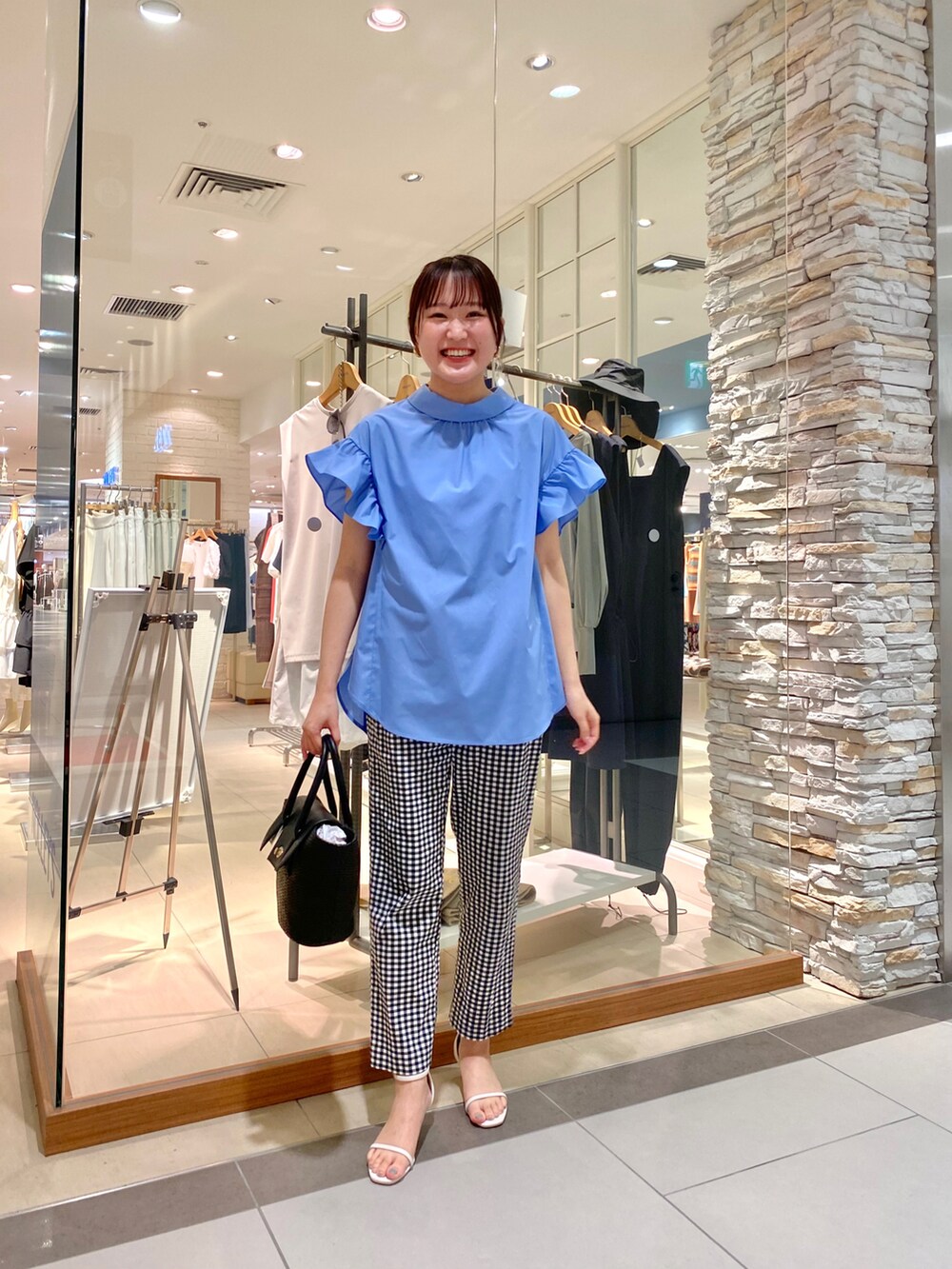 「初夏コーデ、カジュアルコーデ、夏コーデ、楽チンコーデ、リラックススタイル、オトナカジュアル、キレイめカジュアル、パンツスタイル、チェック、おでかけコーデ、シャツスタイル、サンダル、春夏コーデ、大人カジュアル、お出かけコーデ」｜「NOLLEY’Sのロールネックバックリボンブラウス（シャツ/ブラウス、ブルー系）」を使った、Mihoさん（レディース・159cm）の夏コーディネートの3枚目の写真