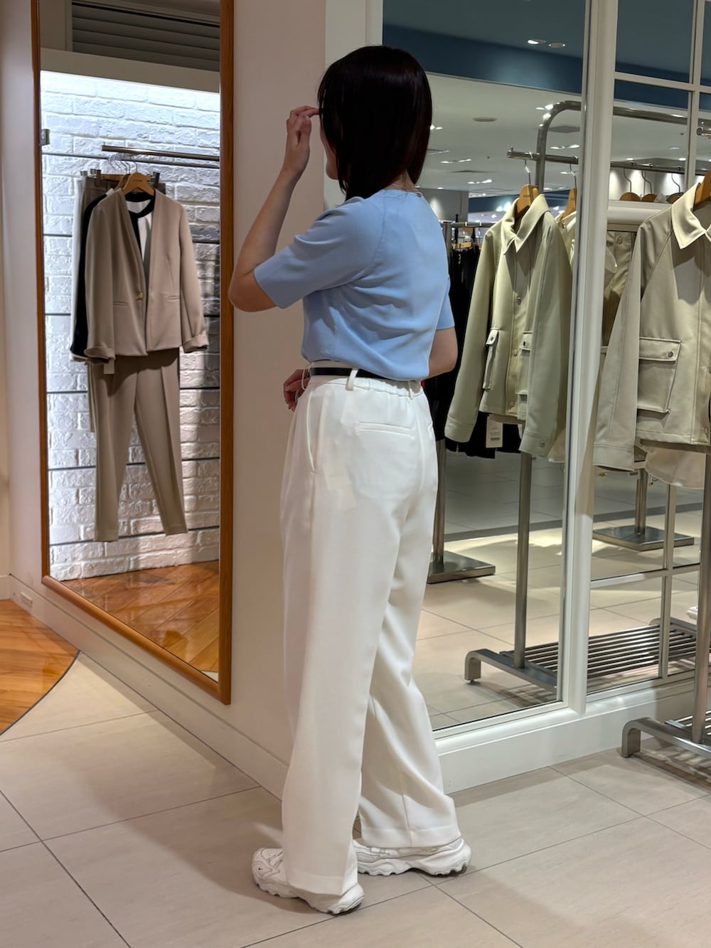 「春めき満開コーデ、春色、お出かけスタイル、お花見コーデ、リラックススタイル、大人かわいい、パンツコーデ、カジュアルガーリー、キレイめコーデ、お花見、春ニット、きれいめカジュアル、パンツスタイル、白パンツ、ワイドパンツ」|「NOLLEY’S Sophiの《手洗い可能》カシュクール風5分袖プルオーバーニット(ニット/セーター、ブルー系)」を使った、Mihoさん(レディース・159cm)の春コーディネートの4枚目の写真