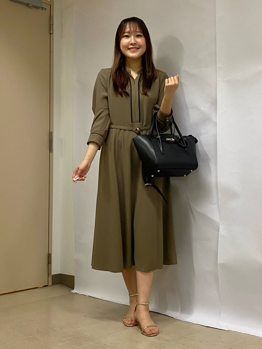 「ワントーンコーデ、ワンピーススタイル、ワンピース、キレイめ、きれいめコーディネート、秋服準備はじめました、学校行事、オトナカワイイ、きれいめ、オフィスカジュアル、オフィススタイル、お仕事コーデ、お仕事スタイル、スカートスタイル、通勤コーデ」｜「NOLLEY’Sのスクエアトートバッグ（ショルダーバッグ、ブラック系）」を使った、Mihoさん（レディース・159cm）の秋コーディネートの2枚目の写真