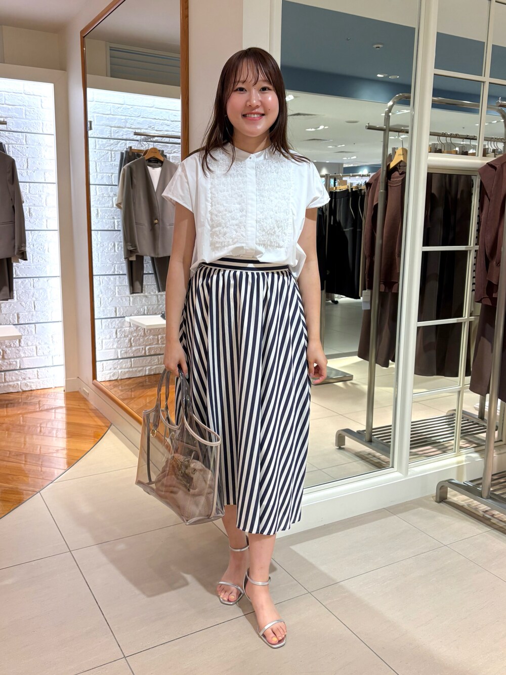 「セットアップ、フリル、夏服コーデ、夏コーデ、夏服、大人かわいい、スカート、スカートスタイル、きれいめカジュアル、大人コーデ、お出かけコーデ、お出かけスタイル、ガーリーコーデ、フレアスカート、お洒落さんとつながりたい」｜「NOLLEY’Sのフレンチスリーブフリルブラウス（シャツ/ブラウス、ホワイト系）」を使った、Mihoさん（レディース・159cm）の夏コーディネートの4枚目の写真