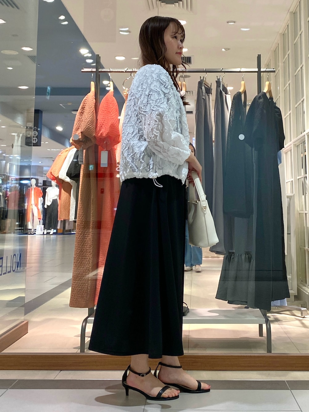 「シンプルコーデ、きれいめカジュアル、夏コーデ、カジュアルコーデ、大人かわいい、大人ファッション、オトナ女子、おしゃれさんと繋がりたい、ワンピース、ワンピーススタイル、オトナカワイイ、ブルゾン、冷房対策、羽織り、ラクチンコーデ」｜「NOLLEY’Sのヒネリ金具レザーバッグ（ショルダーバッグ、ホワイト系）」を使った、Mihoさん（レディース・159cm）の春コーディネートの2枚目の写真