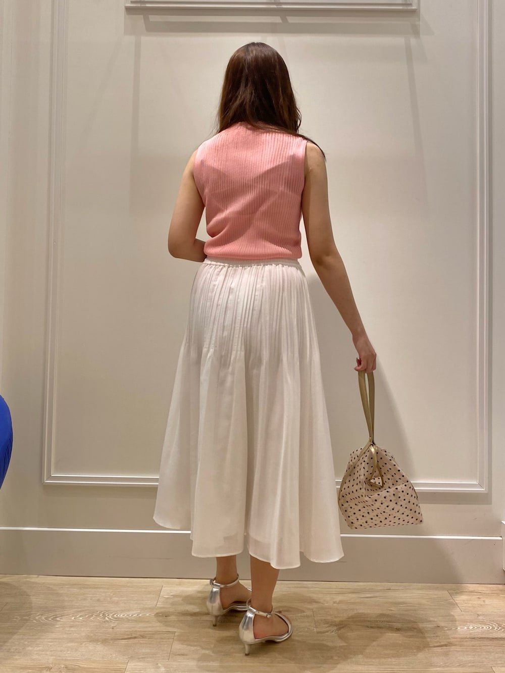 「大人コーデ、大人可愛い、スカート、スカートスタイル、キレイめ、きれいめ、きれいめカジュアル、プリーツスカート、スカートコーデ、夏コーデ、女子アナ風、ピンク、ピンクコーデ、ノースリーブ、白スカート」｜「NOLLEY’Sのドットチュールバケツバッグ（トートバッグ、ベージュ系）」を使った、Mihoさん（レディース・159cm）の夏コーディネートの4枚目の写真