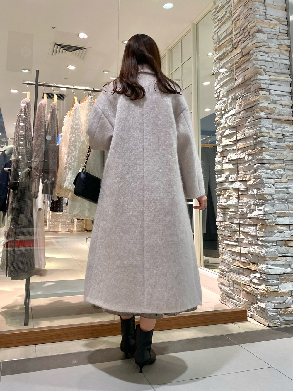 「秋冬コーデ、クリスマスに着たい服、クリスマス、クリスマスコーデ、シャギーコート、ロングコート、オトナ女子、大人コーデ、大人かわいい、キレイめ、きれいめコーディネート、コート、コートスタイル、モノトーンコーデ、お洒落さんとつながりたい」｜「NOLLEY’S Sophiの＜飯豊まりえさん着用＞◇【WEB限定カラーあり】ループカットロングシャギーコート（その他アウター、ベージュ系）」を使った、Mihoさん（レディース・159cm）の冬コーディネートの3枚目の写真