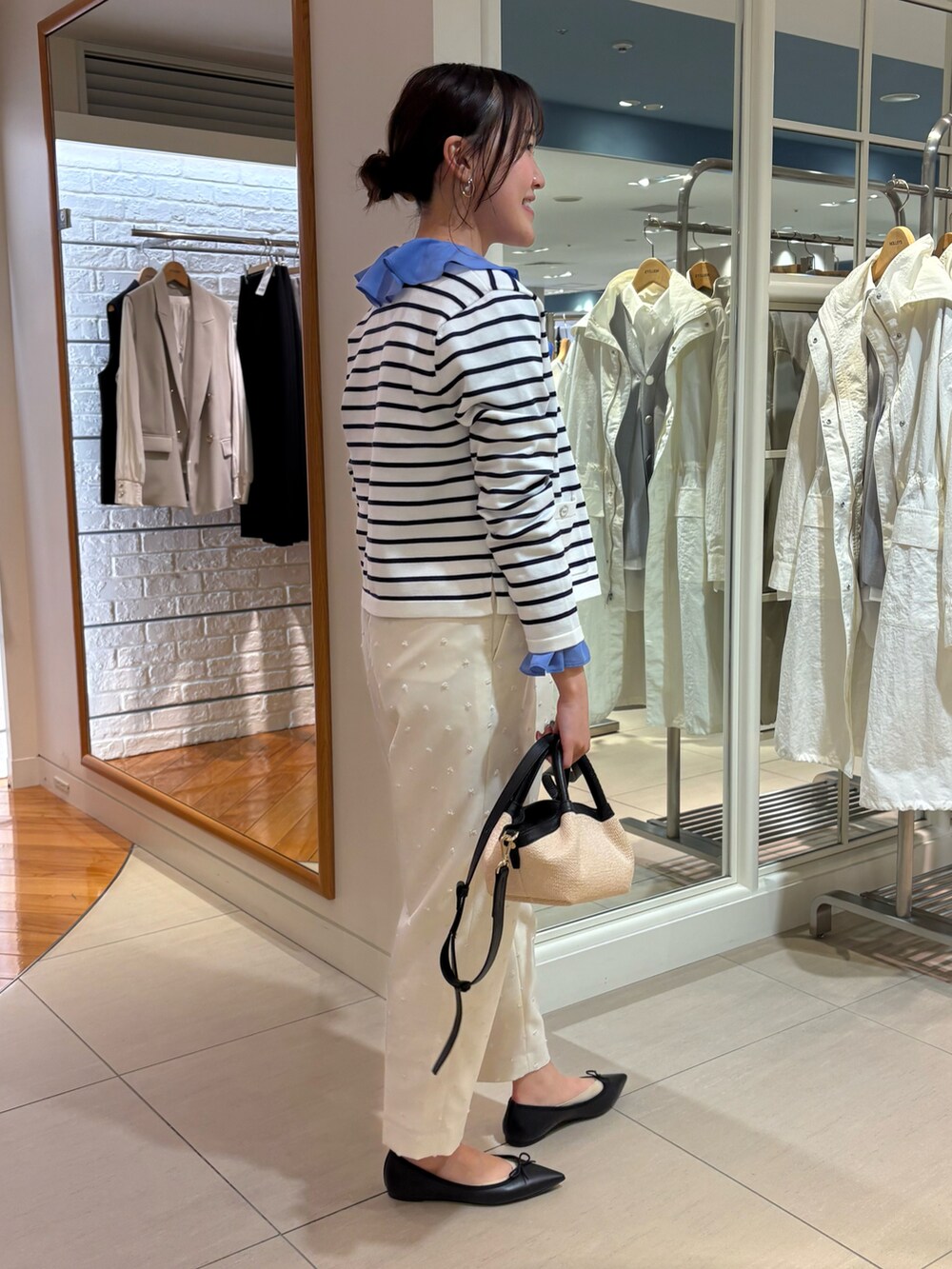 「今日のコーデ、春、大人かわいい、きれいめコーデ、パンツスタイル、パンツコーデ、レディースファッション、ドット柄、ホワイトパンツ、マリン、マリンコーデ、ボーダー、カーティガン、ラッフルフリル、ブラウス」｜「NOLLEY’Sの《セットアップ対応》ウォッシャブルドットツッキリツータックテーパードパンツ（その他パンツ、ホワイト系）」を使った、Mihoさん（レディース・159cm）の春コーディネートの4枚目の写真