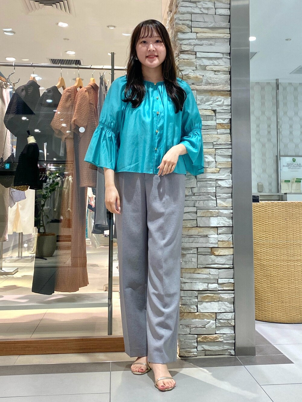 「きれいめカジュアル、さらっと晴れやかスナップ、夏服、シンプルスタイル、ラクチンコーデ、大人コーデ、お出かけコーデ、夏、グレー、グレーコーデ、グレーパンツ、パンツスタイル、ワイトパンツ、ワイドスラックス、パンツコーデ」｜「NOLLEY’Sのウォッシャブル愛されイージータックワイドパンツ（その他パンツ、グレー系）」を使った、Mihoさん（レディース・159cm）の夏コーディネートの5枚目の写真