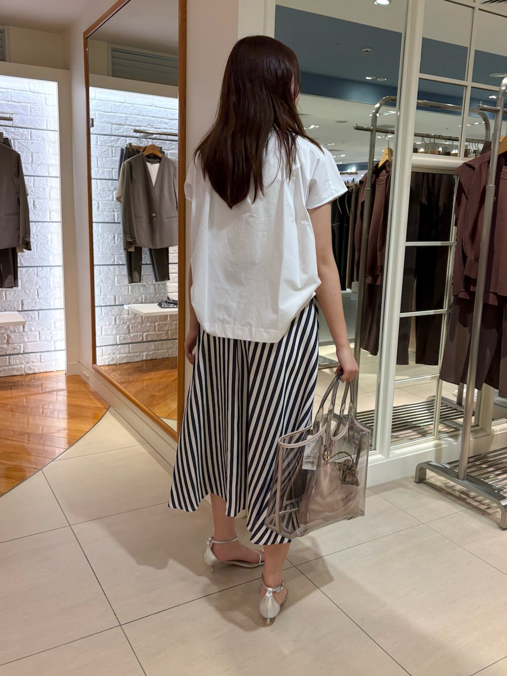 「セットアップ、フリル、夏服コーデ、夏コーデ、夏服、大人かわいい、スカート、スカートスタイル、きれいめカジュアル、大人コーデ、お出かけコーデ、お出かけスタイル、ガーリーコーデ、フレアスカート、お洒落さんとつながりたい」｜「NOLLEY’Sのフレンチスリーブフリルブラウス（シャツ/ブラウス、ホワイト系）」を使った、Mihoさん（レディース・159cm）の夏コーディネートの5枚目の写真