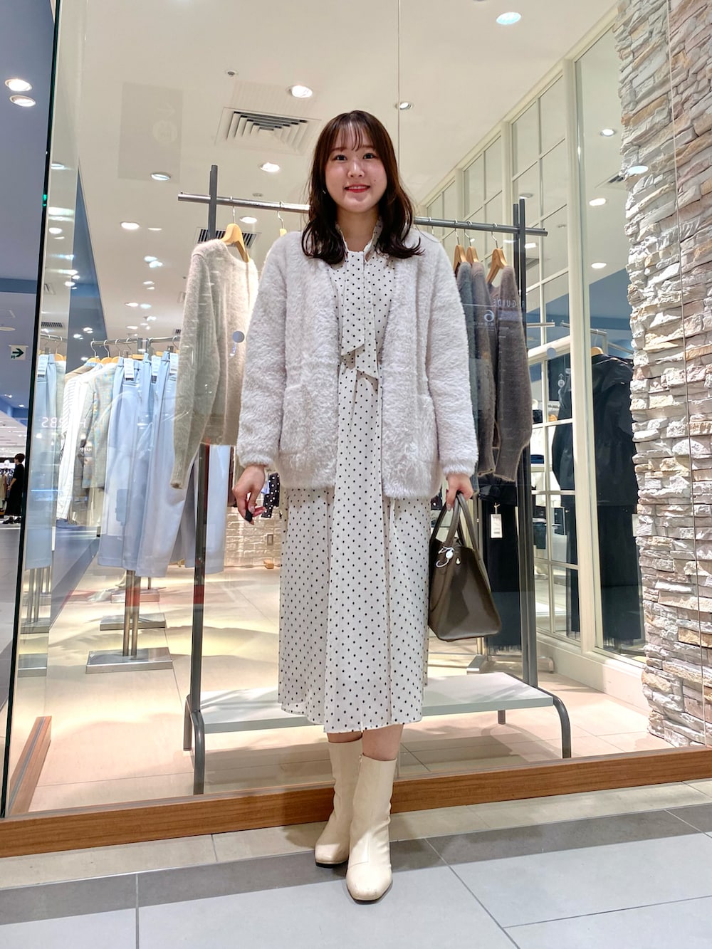 「ファッションを楽しもう、淡色コーデ、淡色女子、淡色、ドットワンピース、ワンピース、ワントーンコーデ、ワンピーススタイル、ボウタイワンピース、ブーツ、ホワイトコーデ、ふわふわニット、ふわふわカーディガン、デート/ロマンティック、デートスタイル（WOMEN）」｜「NOLLEY’S Sophiのフロッキードットボウタイワンピース（ワンピース、ホワイト系）」を使った、Mihoさん（レディース・159cm）の秋コーディネートの5枚目の写真
