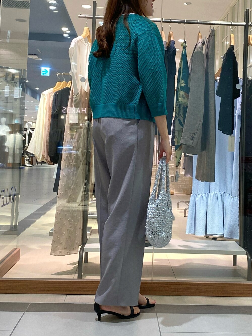 イエロー系のその他パンツ、ブラック系のTシャツ/カットソー、グリーン系のカーディガン/ボレロを着用したレディースの春コーディネートの5枚目の写真