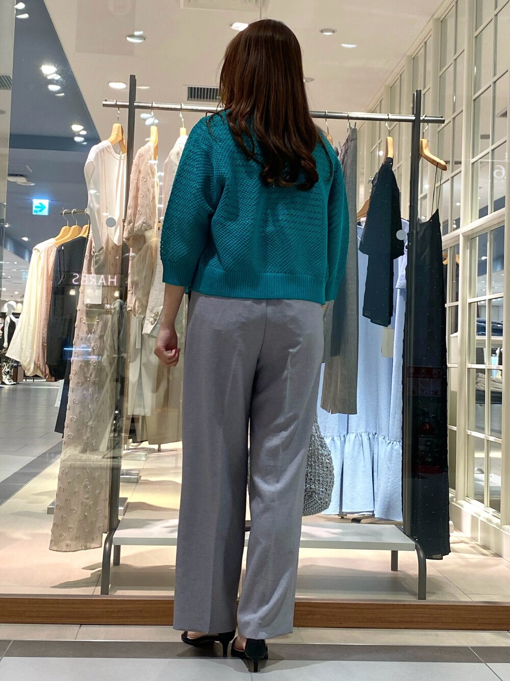 イエロー系のその他パンツ、ブラック系のTシャツ/カットソー、グリーン系のカーディガン/ボレロを着用したレディースの春コーディネートの4枚目の写真