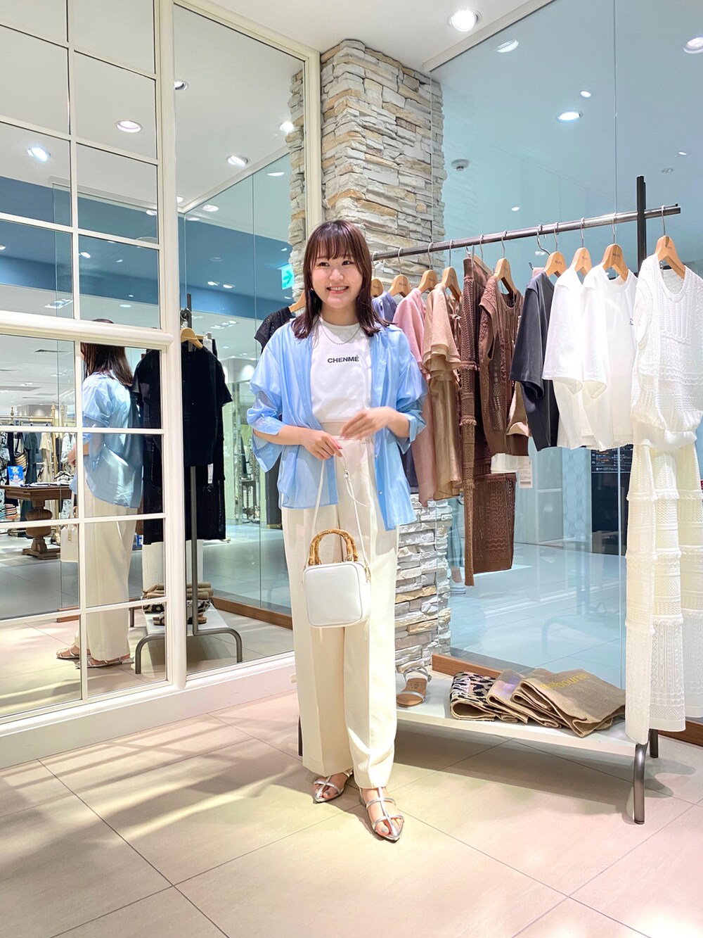 「初夏コーデ、夏コーデ、カジュアル、パンツコーデ、おしゃれさんと繋がりたい、休日スタイル、シンプルスタイル、きれいめコーディネート、カジュアルコーデ、20代、お出かけコーデ、ラフコーデ、ショッピング、アパレルスタッフ、ノーリーズ」｜「NOLLEY’S Sophiの＜飯豊まりえさん着用＞シアーローン2WAYシャツ（シャツ/ブラウス、グリーン系）」を使った、Mihoさん（レディース・159cm）の夏コーディネートの4枚目の写真