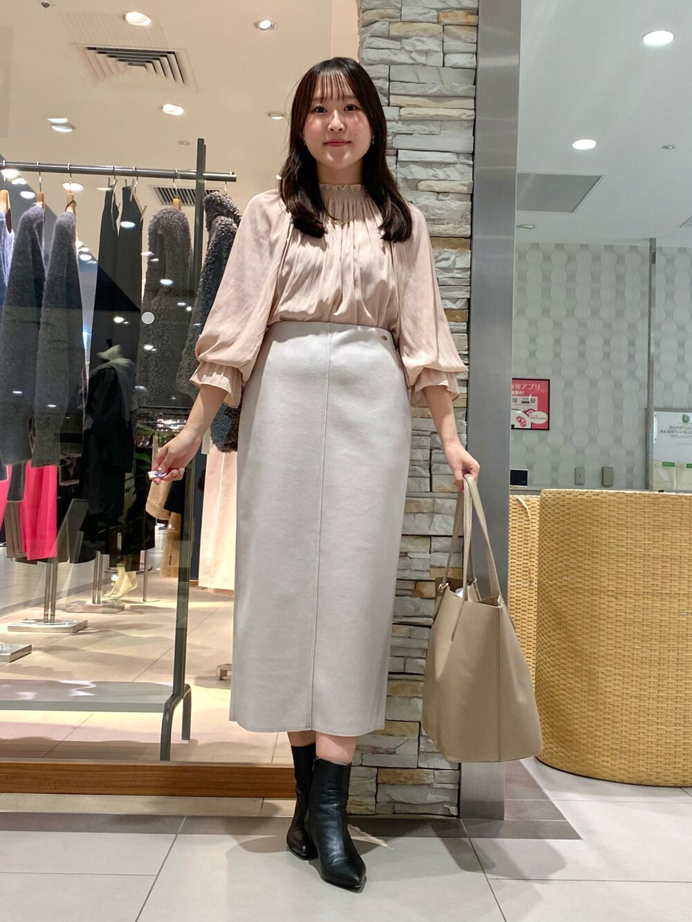 「淡色コーデ、オフィスカジュアル、オフィススタイル、お仕事コーデ、お仕事スタイル、通勤スタイル、オトナカワイイ、きれいめカジュアル、通勤コーデ、通勤、秋服コーデ、おでかけコーデ、タイトスカート、スカートスタイル、淡色女子」｜「NOLLEY’Sのビッグトートバッグ（ショルダーバッグ、ベージュ系）」を使った、Mihoさん（レディース・159cm）の秋コーディネートの4枚目の写真
