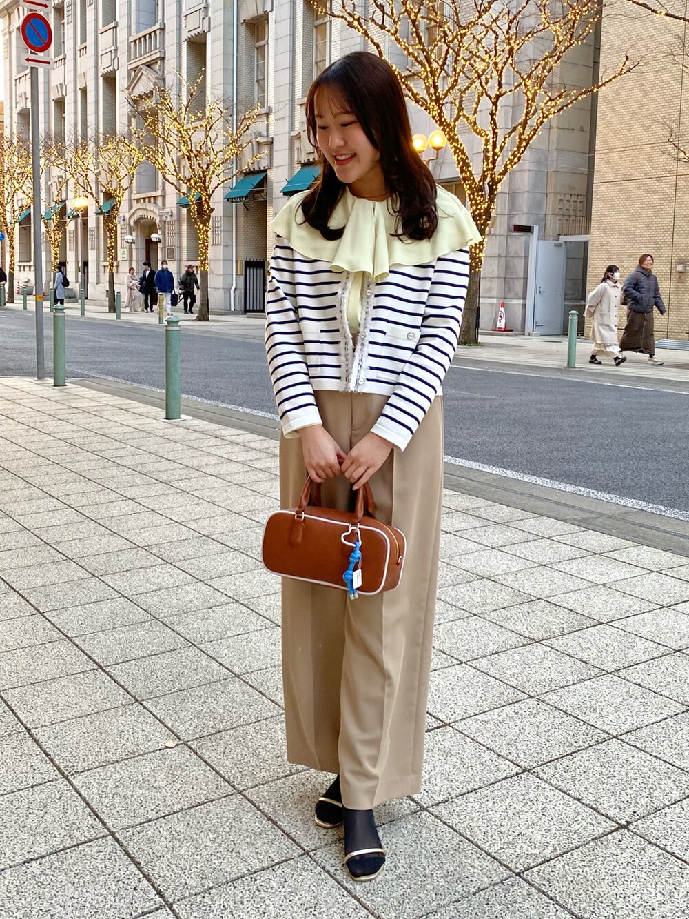 「レイヤードスタイル、春先取り、春カラー、休日スタイル、パンツスタイル、大人コーデ、初春コーデ、大人可愛い、ベージュパンツ、マリン、おでかけコーデ、きれいめカジュアル、きれいめコーディネート、カーディガン、ボーダー」｜「NOLLEY’Sのアイテム（バッグ、ブラウン系）」を使った、Mihoさん（レディース・159cm）の冬コーディネートの5枚目の写真