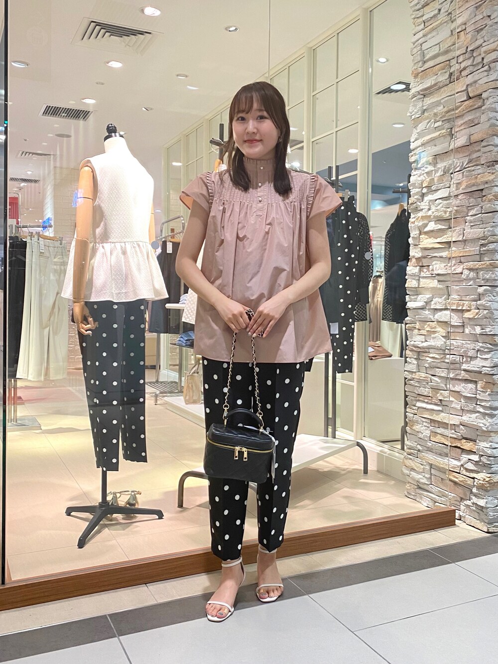 ブラック系のショルダーバッグ、ピンク系のシャツ/ブラウス、ブラック系のその他パンツを着用したレディースの夏コーディネートの3枚目の写真