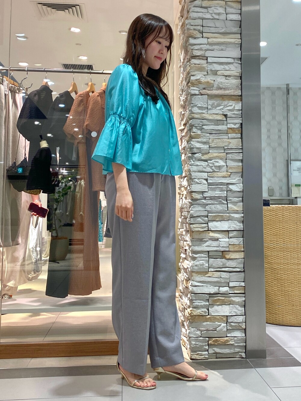 「きれいめカジュアル、さらっと晴れやかスナップ、夏服、シンプルスタイル、ラクチンコーデ、大人コーデ、お出かけコーデ、夏、グレー、グレーコーデ、グレーパンツ、パンツスタイル、ワイトパンツ、ワイドスラックス、パンツコーデ」｜「NOLLEY’Sのウォッシャブル愛されイージータックワイドパンツ（その他パンツ、グレー系）」を使った、Mihoさん（レディース・159cm）の夏コーディネートの4枚目の写真