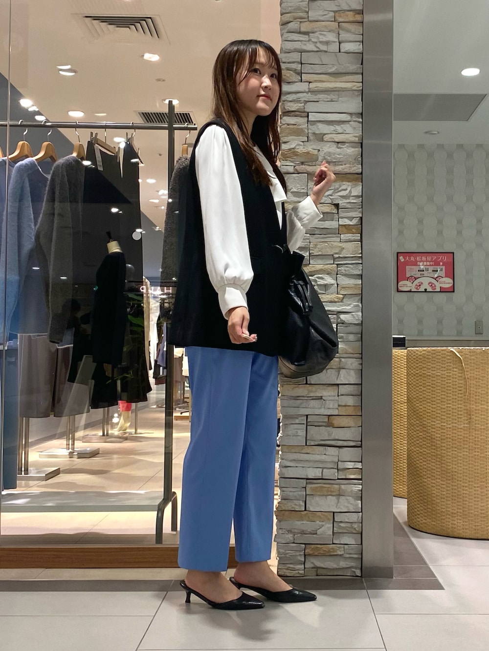 「秋っぽコーデ更新中、ベスト、お仕事コーデ、お仕事、お仕事スタイル、休日スタイル、オフィスカジュアル、オフィススタイル、パンツスタイル、ブルー、ブラウス、ジレ、ジレスタイル、レイヤードスタイル、きれいめカジュアル」｜「NOLLEY’Sの【AULENTTI/ オーレンティ】巾着ビッグバッグ（ショルダーバッグ、ブラック系）」を使った、Mihoさん（レディース・159cm）の秋コーディネートの5枚目の写真