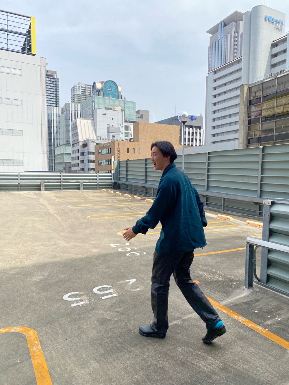 ブラック系のブーツ、ブルー系のソックス/靴下を着用したメンズの春コーディネートの2枚目の写真