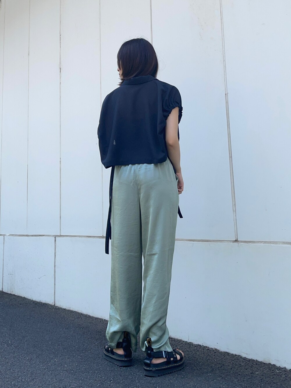 グリーン系のその他パンツ、ブルー系のシャツ/ブラウスを着用したレディースの夏コーディネートの4枚目の写真