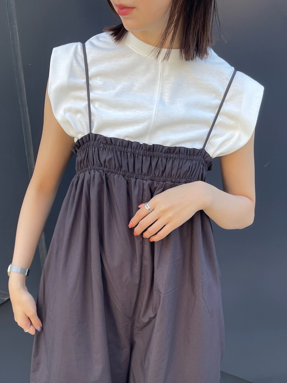 ホワイト系のTシャツ/カットソー、グレー系のサロペット/オーバーオールを着用したレディースの夏コーディネートの5枚目の写真