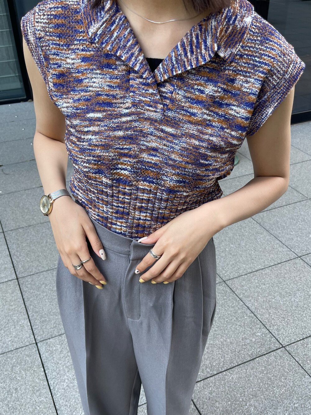 ブルー系のニット/セーター、グレー系のその他パンツを着用したレディースの夏コーディネートの5枚目の写真