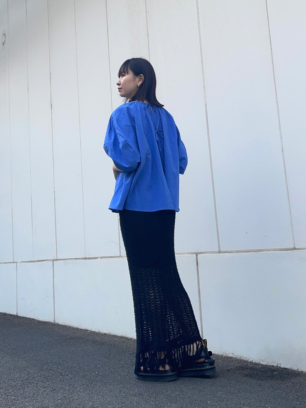 ブルー系のシャツ/ブラウス、ブラック系のスカートを着用したレディースの夏コーディネートの2枚目の写真