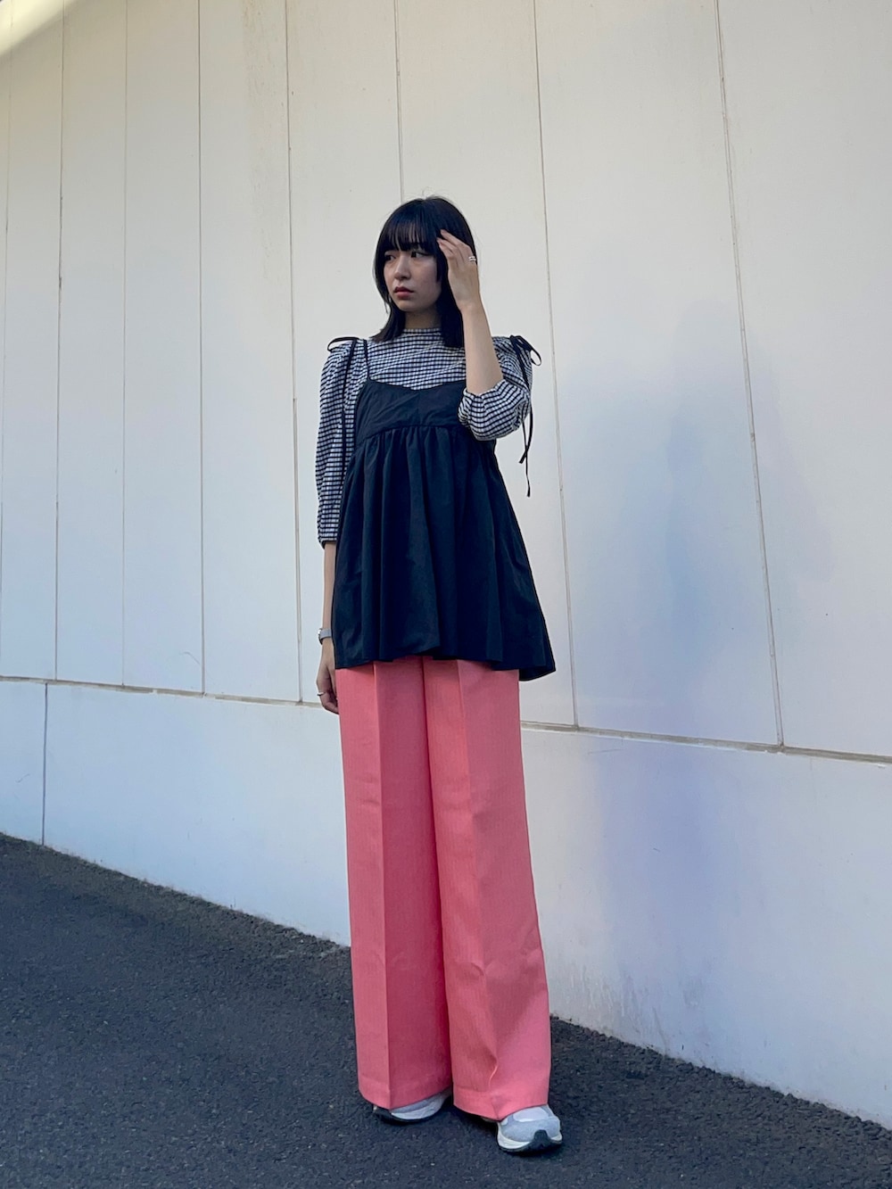 ブラック系のベスト、ホワイト系のシャツ/ブラウス、ピンク系のその他パンツを着用したレディースの春コーディネートの2枚目の写真