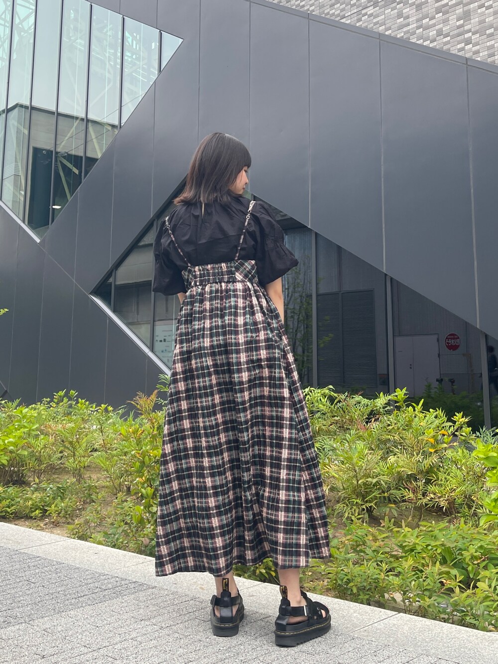 ブルー系のワンピース、ブラック系のシャツ/ブラウス、ベージュ系のかごバッグを着用したレディースの春コーディネートの4枚目の写真