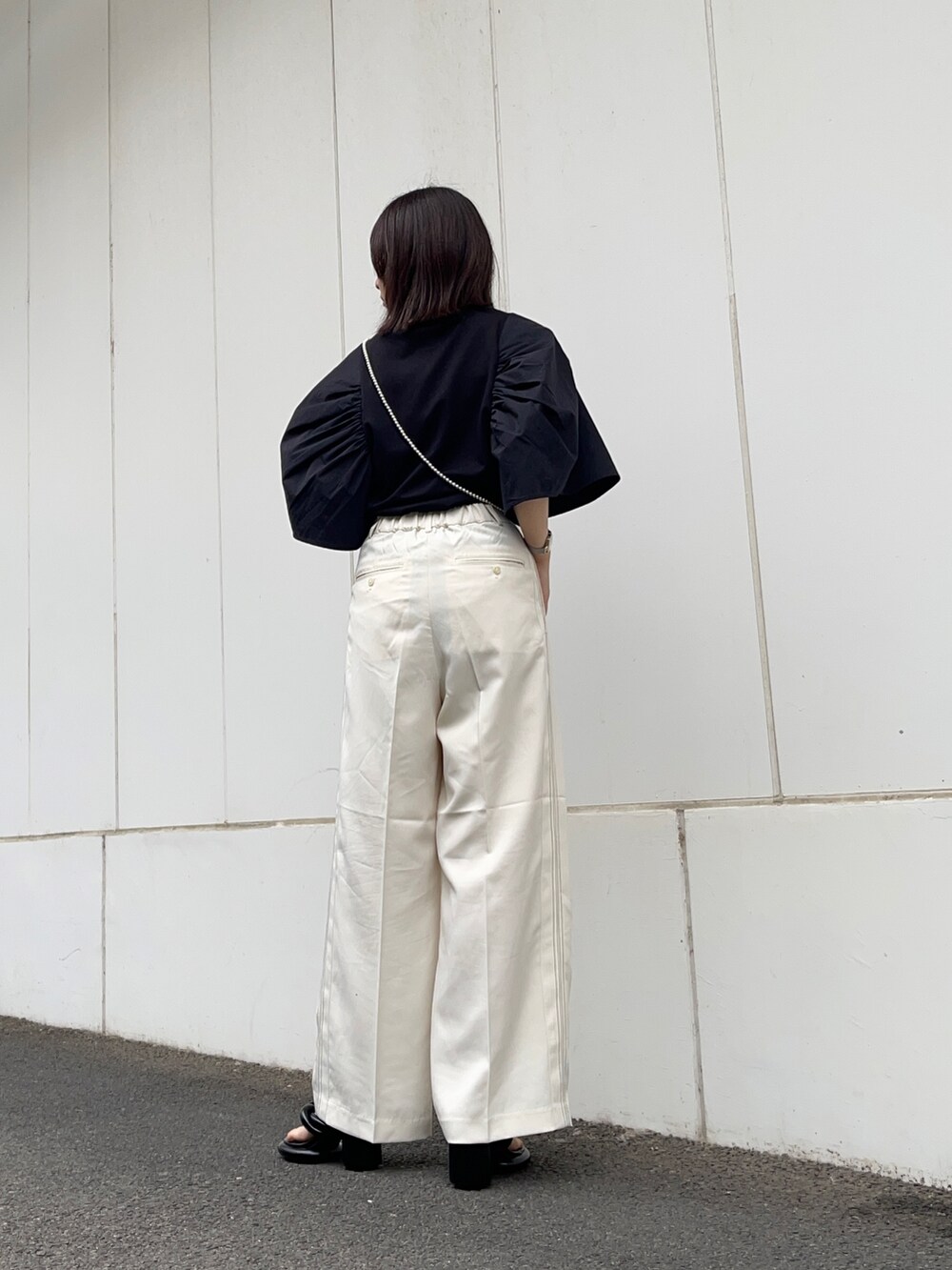ブラック系のTシャツ/カットソー、ホワイト系のその他パンツ、ブラック系のサンダルを着用したレディースの夏コーディネートの4枚目の写真