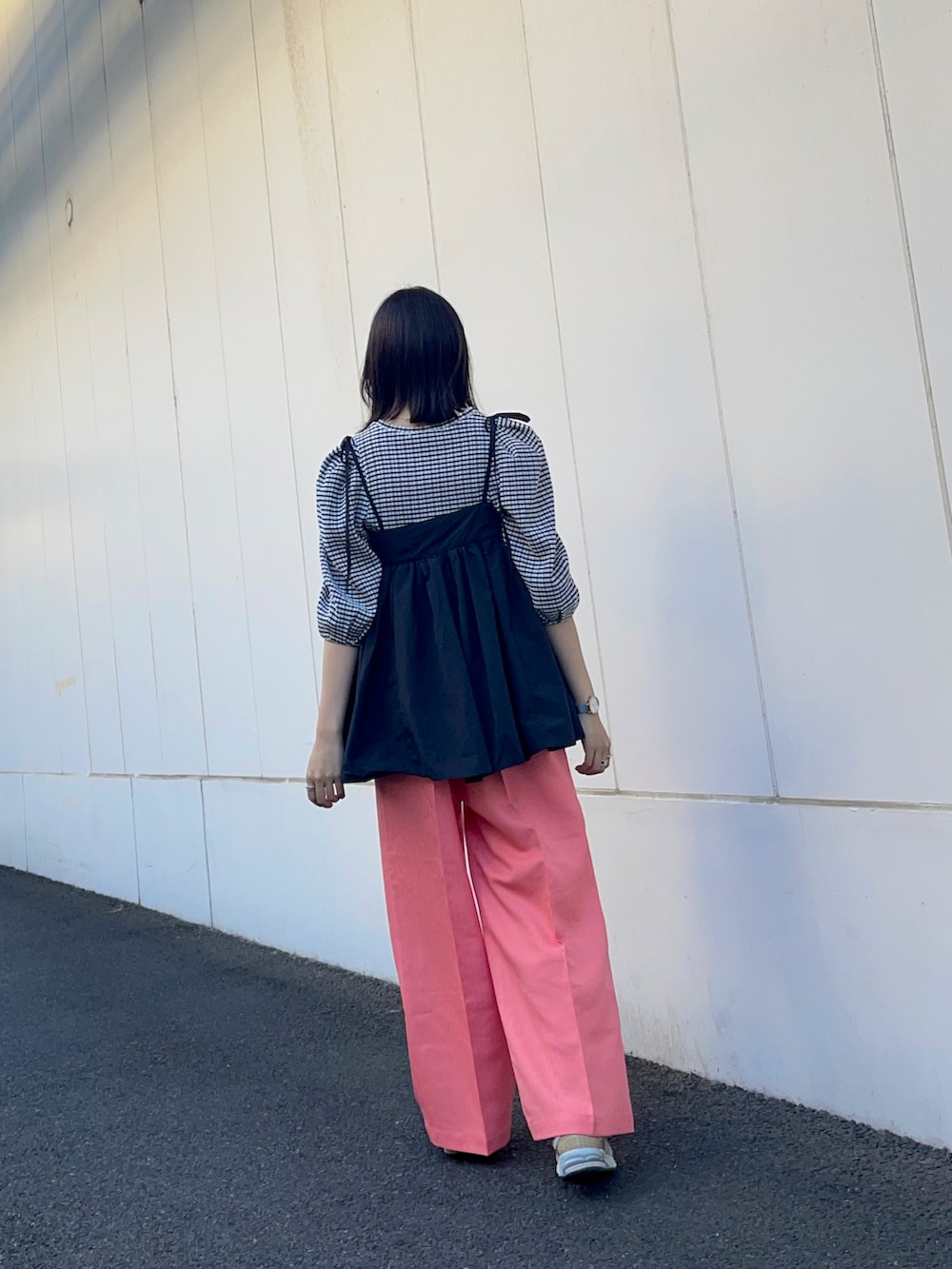 ブラック系のベスト、ホワイト系のシャツ/ブラウス、ピンク系のその他パンツを着用したレディースの春コーディネートの4枚目の写真