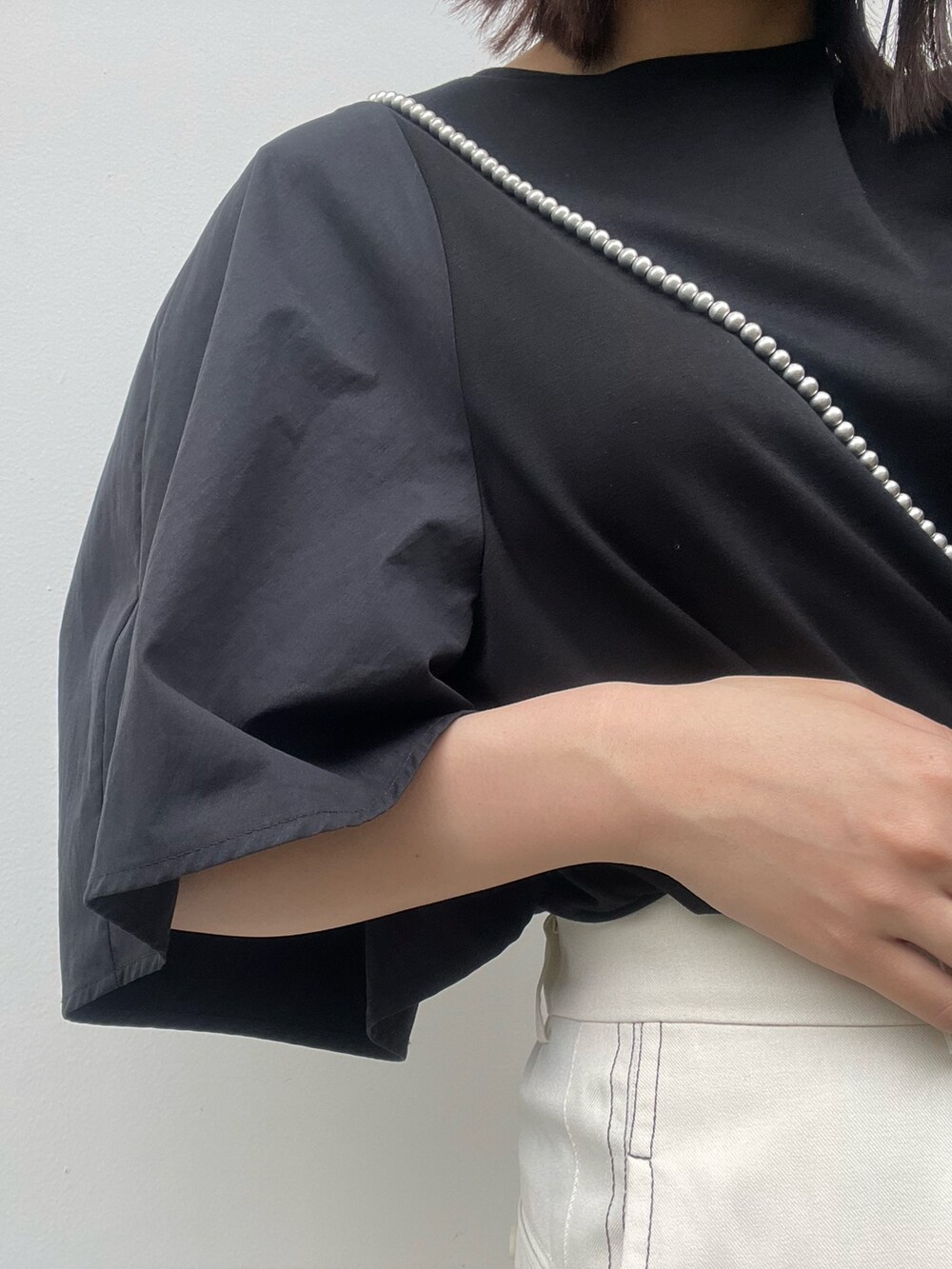 ブラック系のTシャツ/カットソー、ホワイト系のその他パンツ、ブラック系のサンダルを着用したレディースの夏コーディネートの5枚目の写真