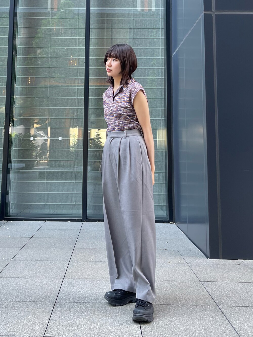 ブルー系のニット/セーター、グレー系のその他パンツを着用したレディースの夏コーディネートの2枚目の写真