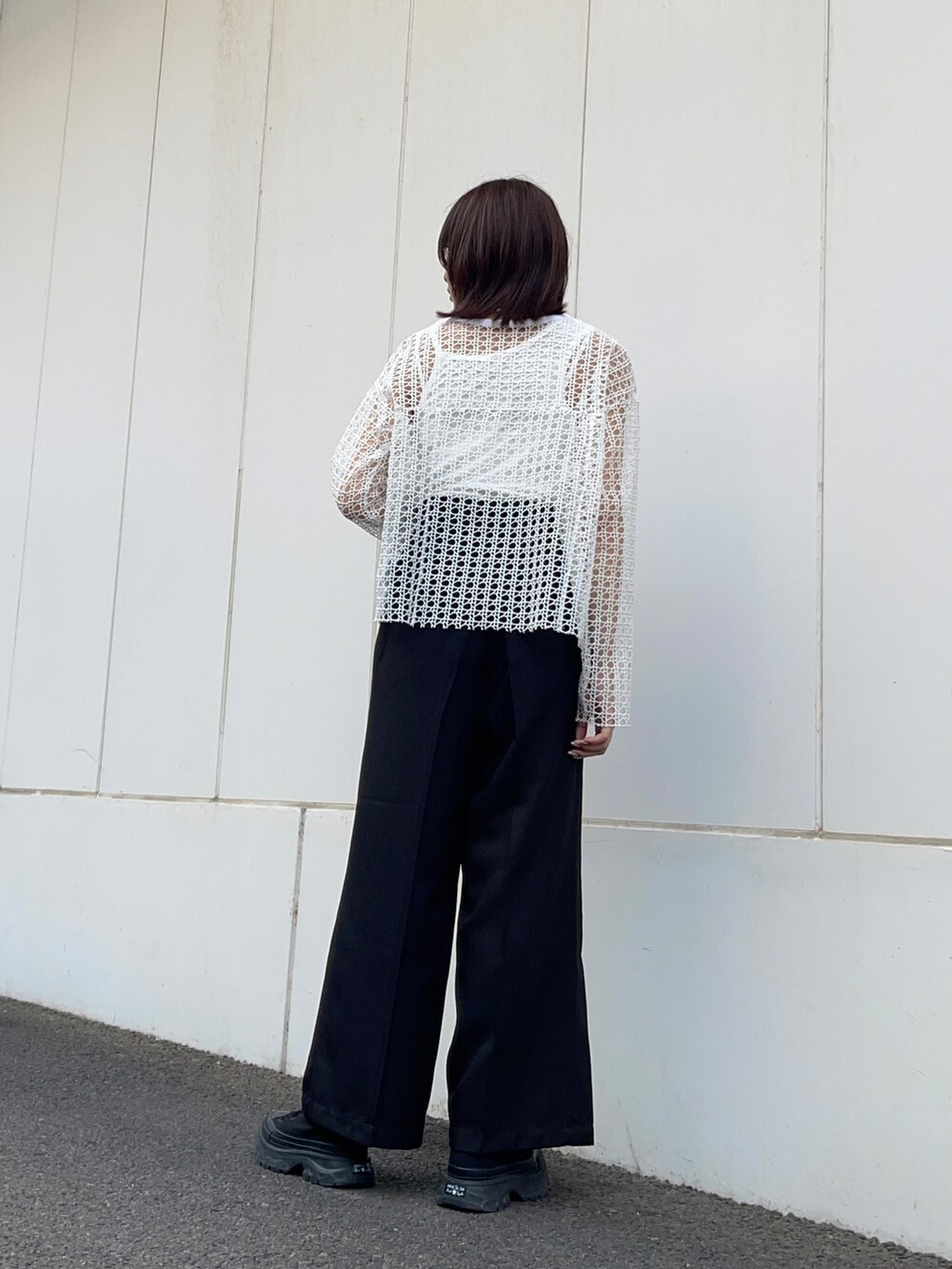 ブラック系のその他パンツ、ホワイト系のTシャツ/カットソー、ホワイト系のタンクトップを着用したレディースの秋コーディネートの4枚目の写真