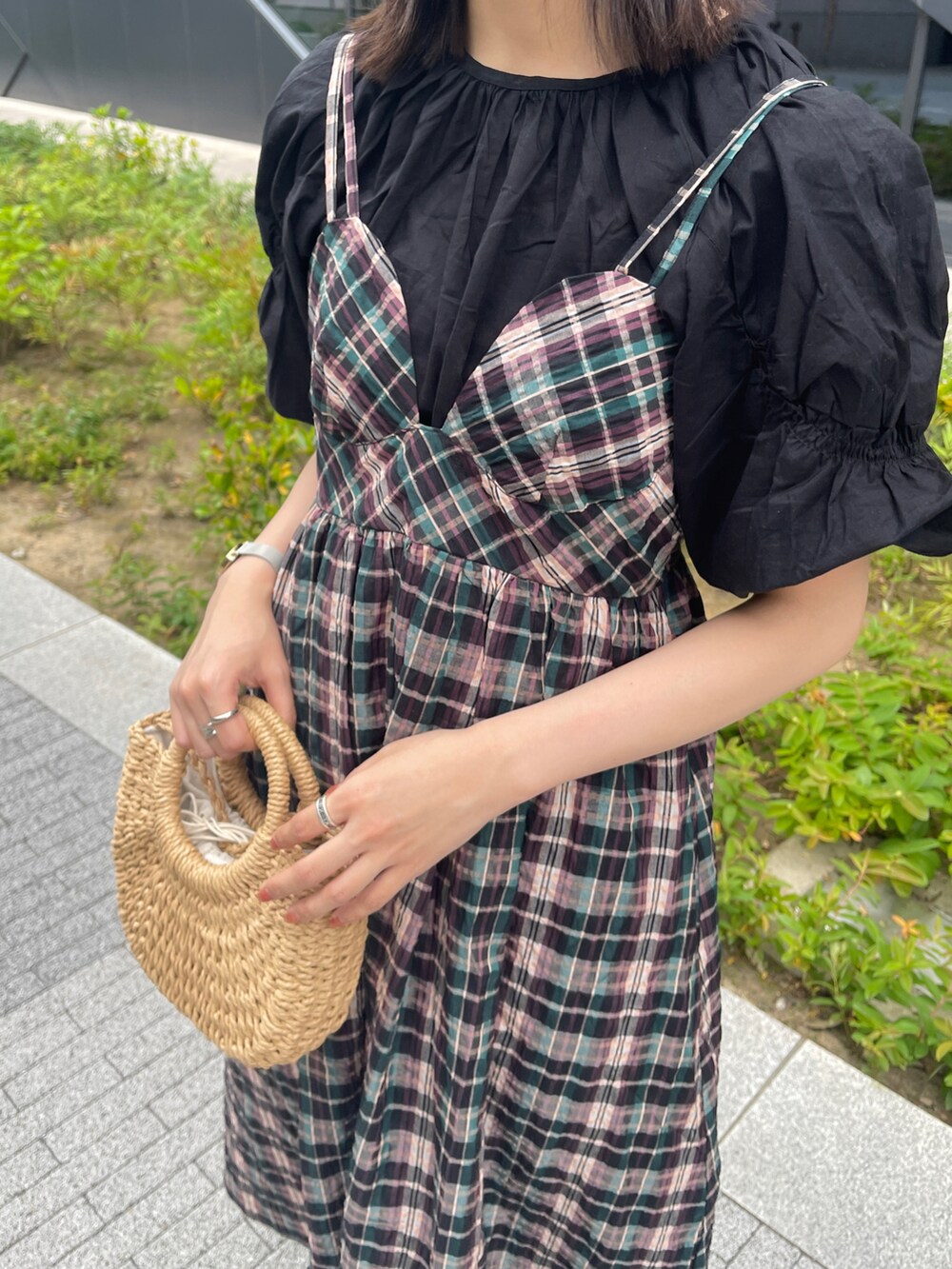 ブルー系のワンピース、ブラック系のシャツ/ブラウス、ベージュ系のかごバッグを着用したレディースの春コーディネートの5枚目の写真