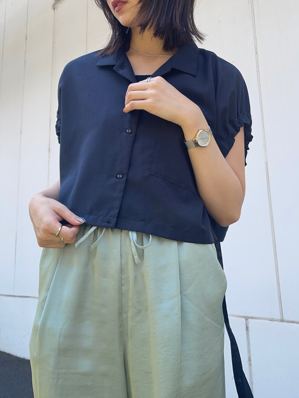 グリーン系のその他パンツ、ブルー系のシャツ/ブラウスを着用したレディースの夏コーディネートの5枚目の写真
