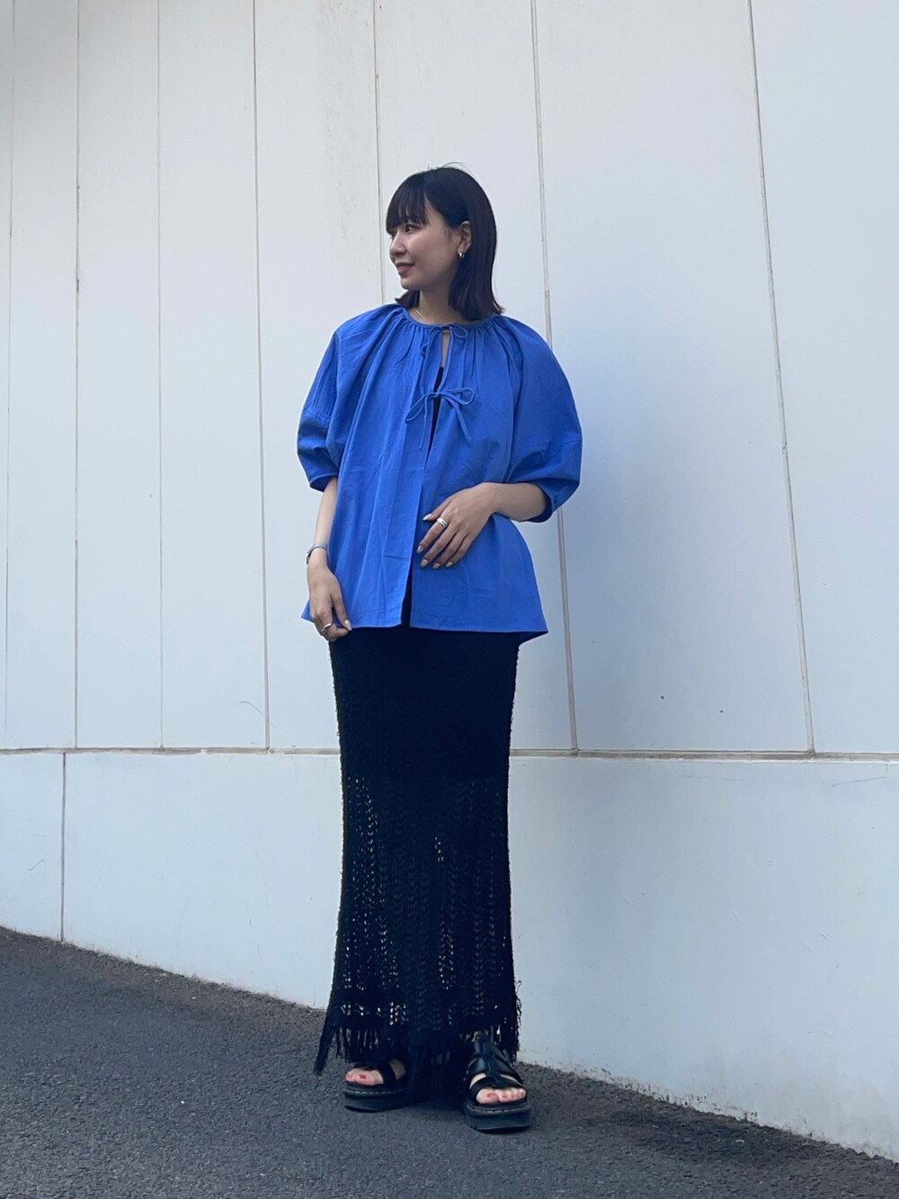 ブルー系のシャツ/ブラウス、ブラック系のスカートを着用したレディースの夏コーディネートの4枚目の写真