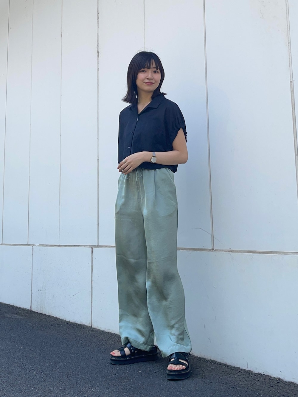グリーン系のその他パンツ、ブルー系のシャツ/ブラウスを着用したレディースの夏コーディネートの2枚目の写真