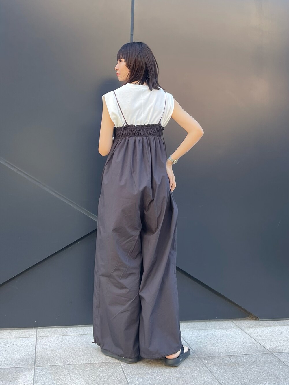 ホワイト系のTシャツ/カットソー、グレー系のサロペット/オーバーオールを着用したレディースの夏コーディネートの4枚目の写真