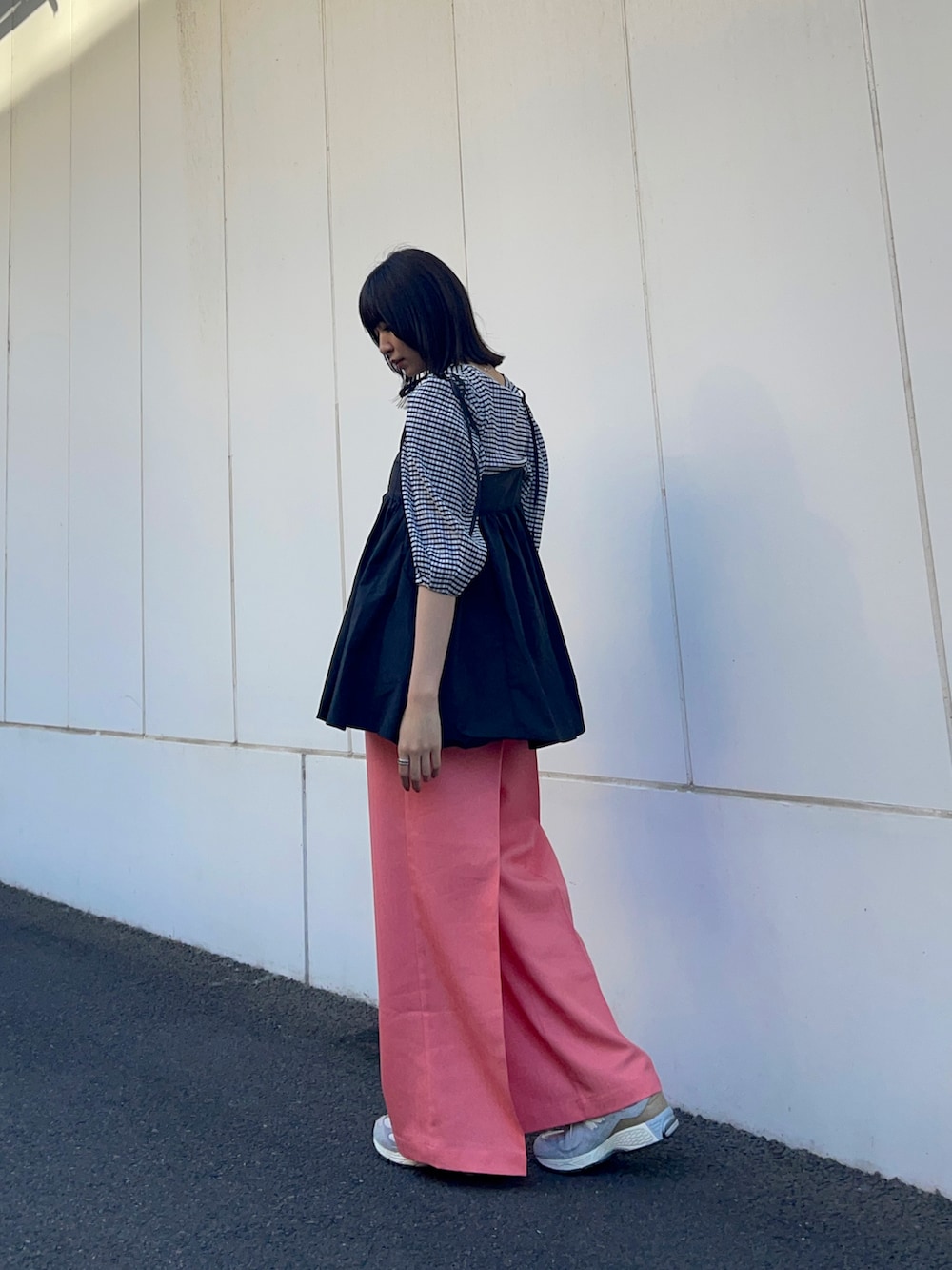 ブラック系のベスト、ホワイト系のシャツ/ブラウス、ピンク系のその他パンツを着用したレディースの春コーディネートの3枚目の写真