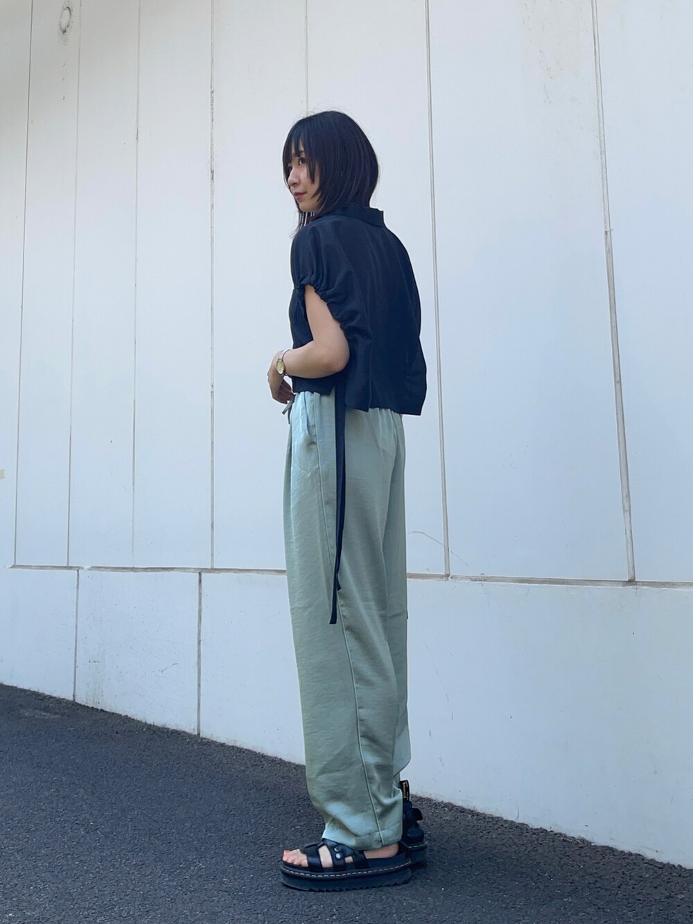 グリーン系のその他パンツ、ブルー系のシャツ/ブラウスを着用したレディースの夏コーディネートの3枚目の写真