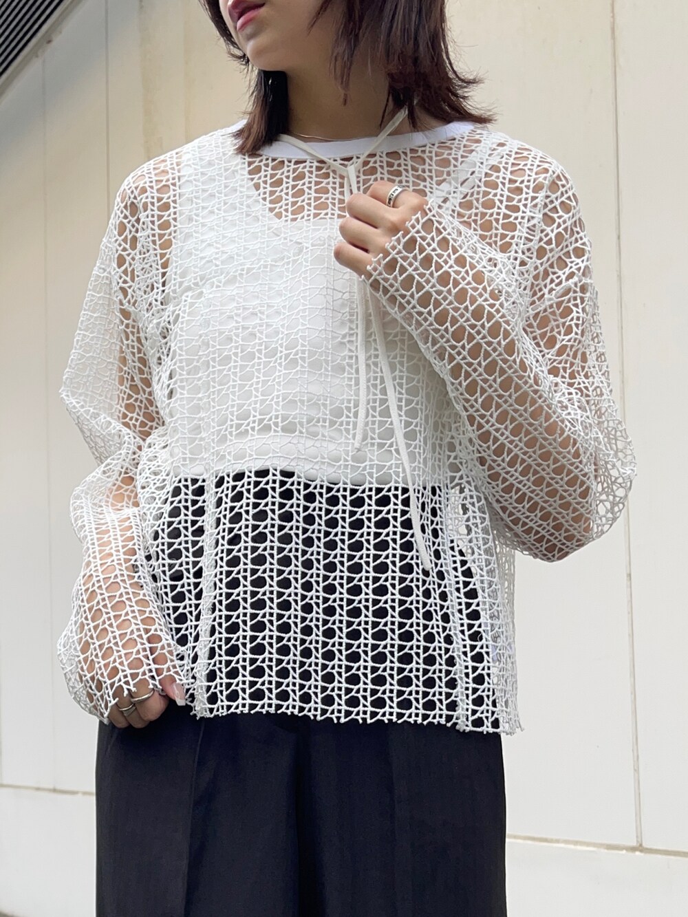 ブラック系のその他パンツ、ホワイト系のTシャツ/カットソー、ホワイト系のタンクトップを着用したレディースの秋コーディネートの5枚目の写真