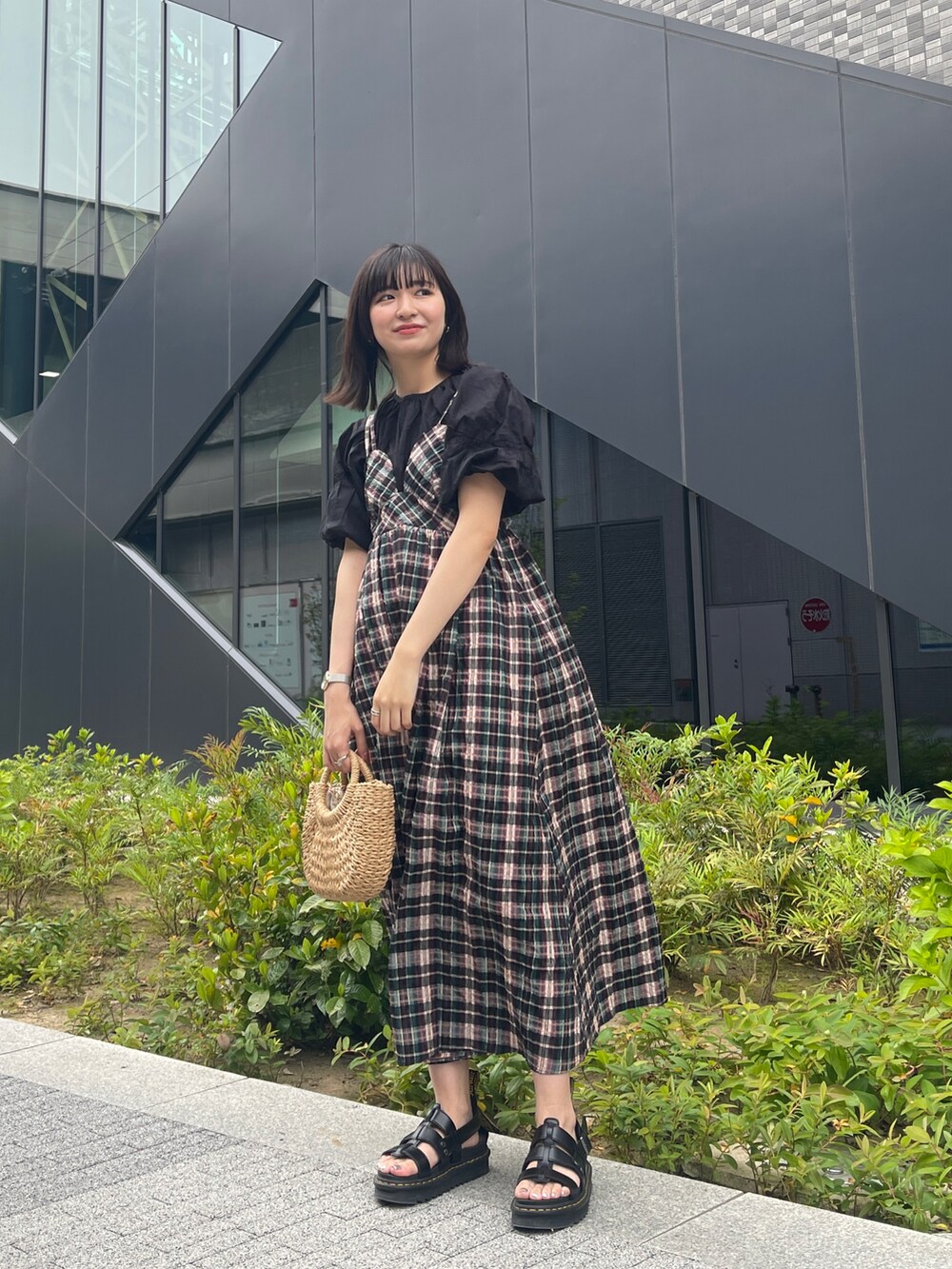 ブルー系のワンピース、ブラック系のシャツ/ブラウス、ベージュ系のかごバッグを着用したレディースの春コーディネートの2枚目の写真