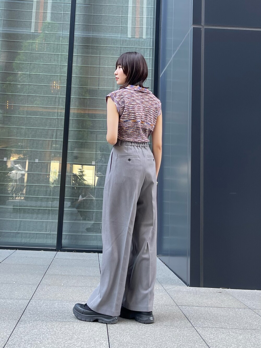 ブルー系のニット/セーター、グレー系のその他パンツを着用したレディースの夏コーディネートの3枚目の写真