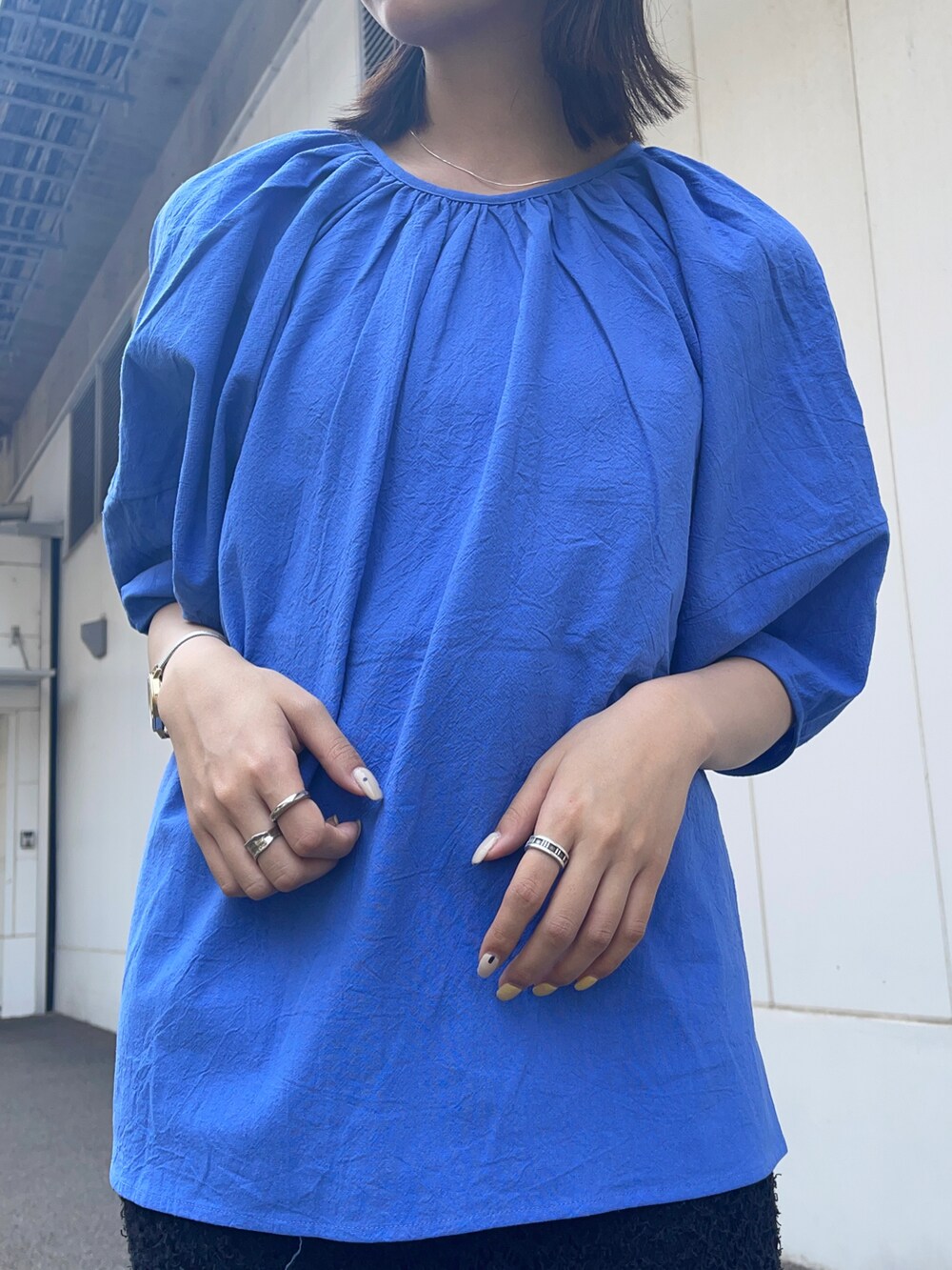 ブルー系のシャツ/ブラウス、ブラック系のスカートを着用したレディースの夏コーディネートの5枚目の写真