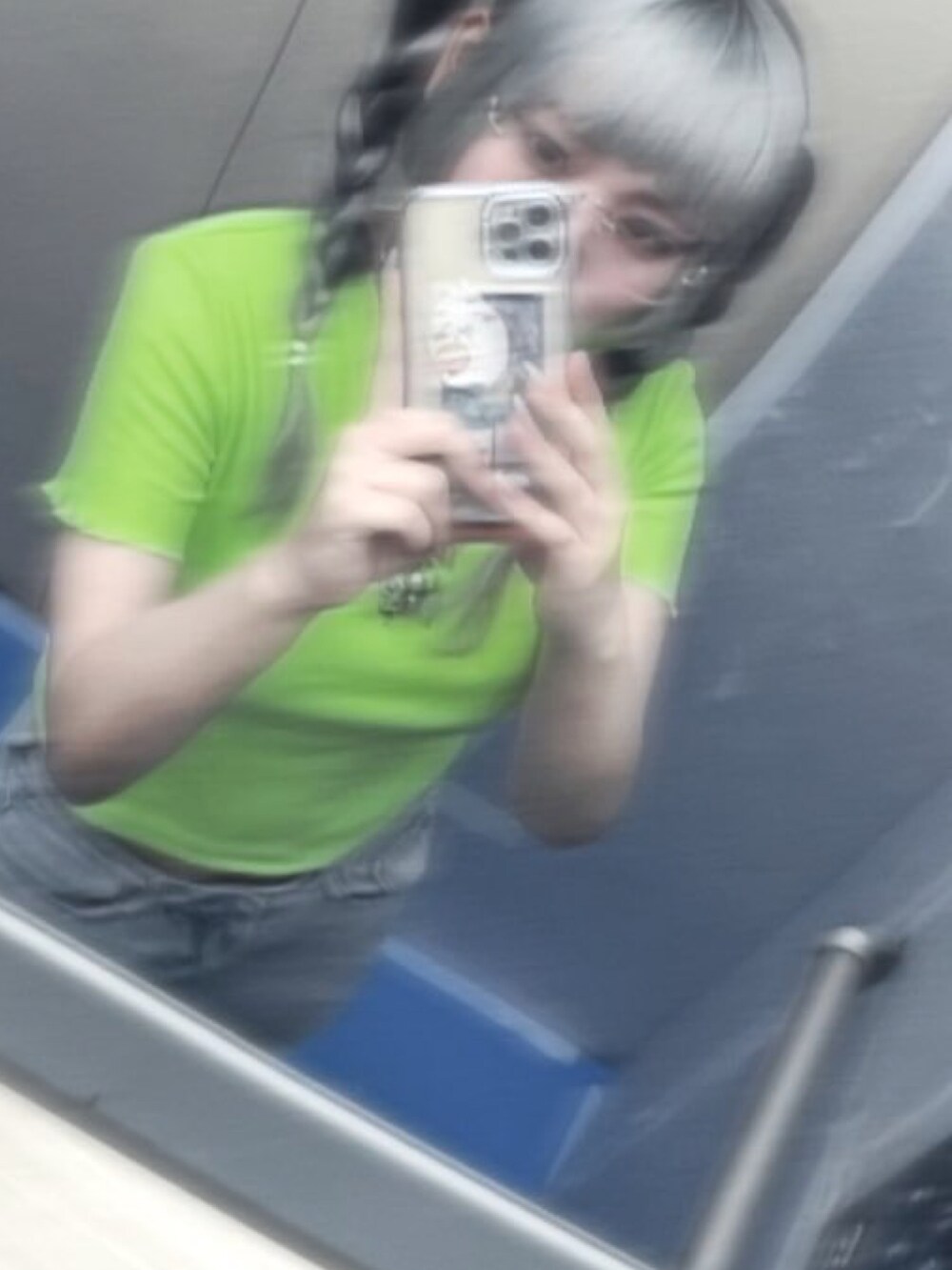 ブラック系のシューズ、ブルー系のデニムパンツ、グリーン系のトップスを着用したレディースの夏コーディネートの2枚目の写真